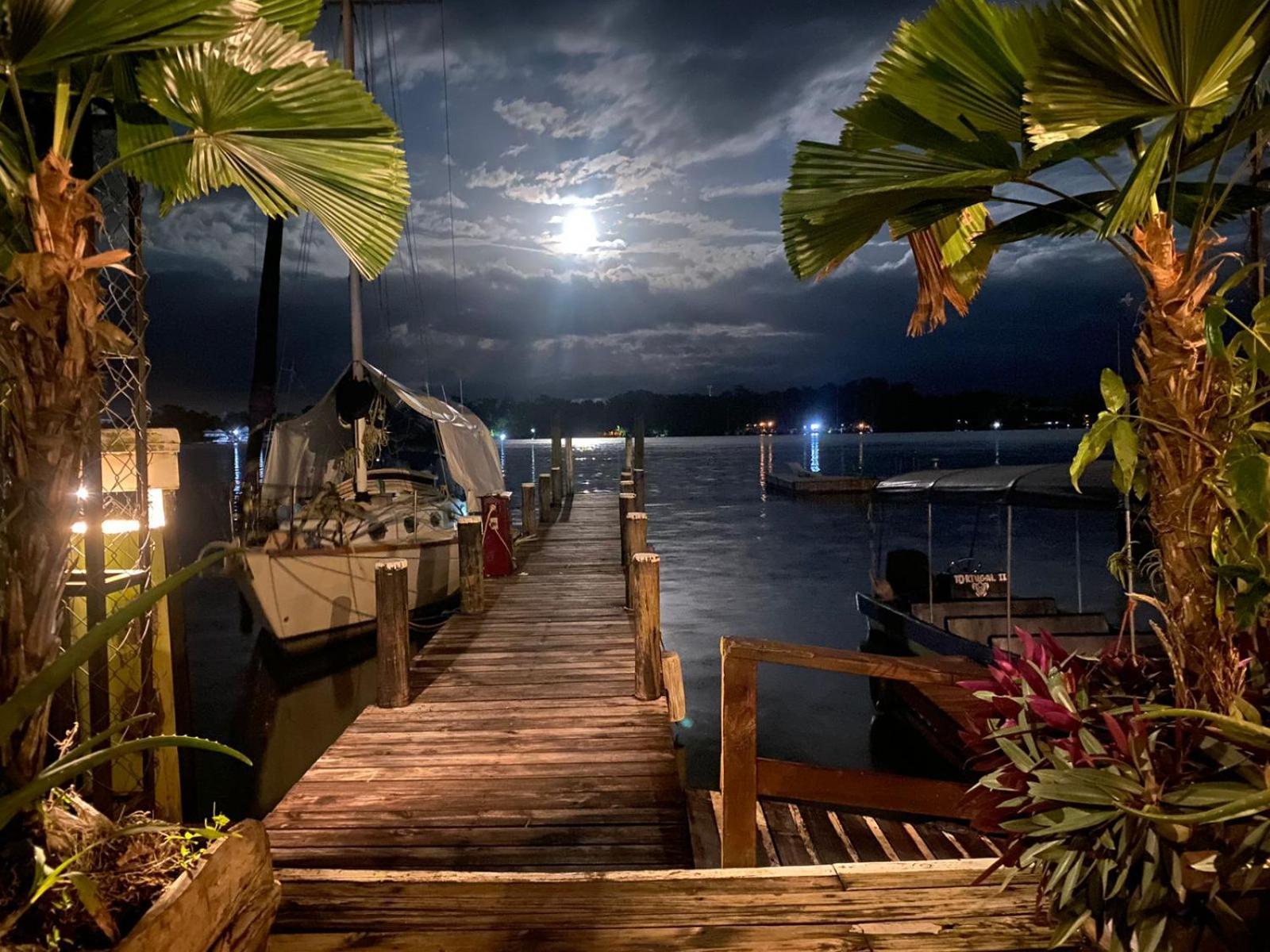 Tortugal Boutique River Lodge Rio Dulce Town Exteriör bild